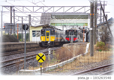 単線区間の駅で特急列車と普通列車がすれ違う光景（イラスト風） 103263540