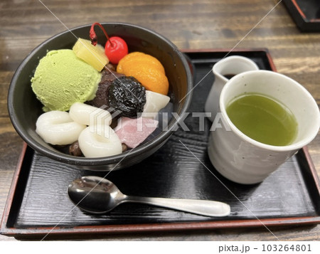 美味しそうな抹茶のクリームあんみつと緑茶 美味しそうな抹茶のクリームあんみつと緑茶 103264801