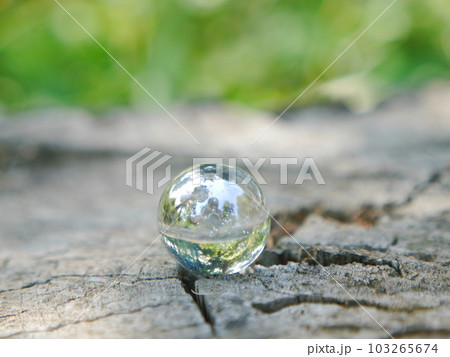 キラキラ輝くビー玉 103265674