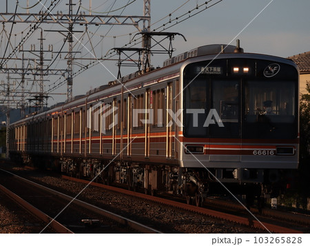 夕暮れの阪急京都線を走行する66系 103265828