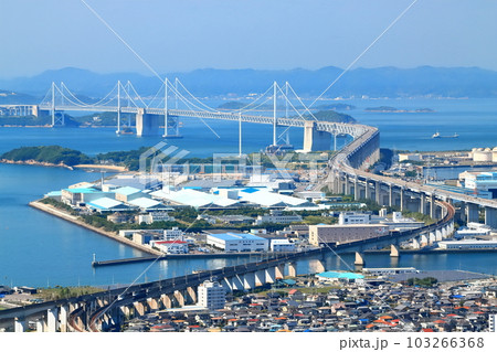 【香川県】晴天の青ノ山展望台から見た瀬戸大橋 103266368