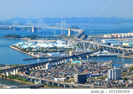 【香川県】晴天の青ノ山展望台から見た瀬戸大橋 103266369