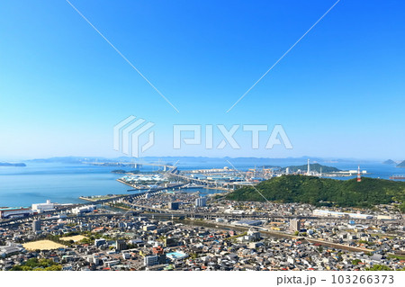 【香川県】晴天の青ノ山展望台から見た瀬戸大橋 103266373