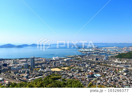 【香川県】晴天の青ノ山展望台から見た瀬戸大橋 103266377