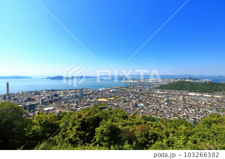 【香川県】晴天の青ノ山展望台から見た瀬戸大橋 103266382