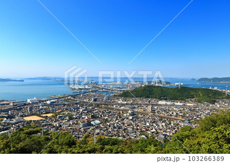 【香川県】晴天の青ノ山展望台から見た瀬戸大橋 【香川県】晴天の青ノ山展望台から見た瀬戸大橋 103266389