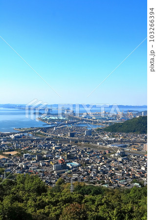 【香川県】晴天の青ノ山展望台から見た瀬戸大橋 103266394