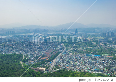 PM2.5に霞むソウル　Nソウルタワーから眺望 103267218