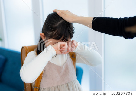 小学生の女の子 103267805