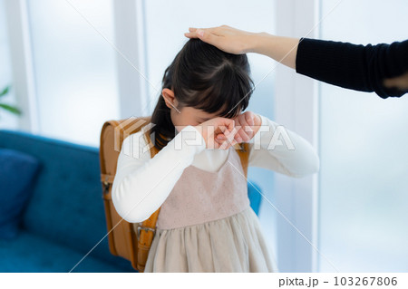 小学生の女の子 103267806