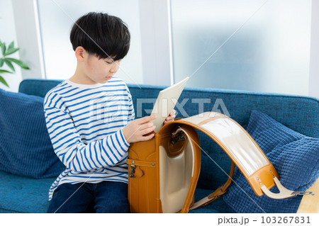 小学生の男の子 小学生の男の子 103267831
