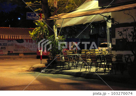 ベトナム 夜のハイフォンの街角カフェ ベトナム 夜のハイフォンの街角カフェ 103270074