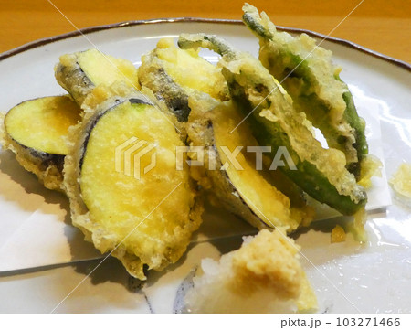 季節を感じる夏野菜、ナスの天ぷらの写真 季節を感じる夏野菜、ナスの天ぷらの写真 103271466