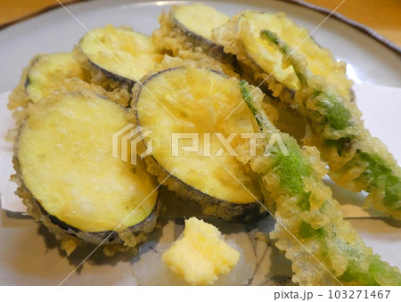 季節を感じる夏野菜、ナスの天ぷらの写真 103271467