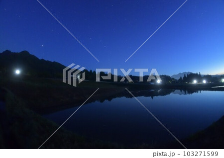 北杜市白州町、北西の空の北斗七星とアークトゥルス映る田んぼ 103271599