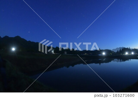 北杜市白州町、北西の空の北斗七星とアークトゥルス映る田んぼ 103271600