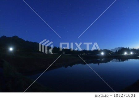 北杜市白州町、北西の空の北斗七星とアークトゥルス映る田んぼ 103271601