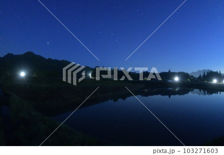 北杜市白州町、北西の空の北斗七星とアークトゥルス映る田んぼ 103271603