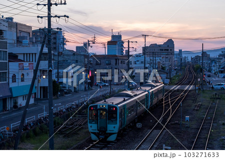 【徳島駅】夕暮れの徳島駅を出発する普通列車 103271633