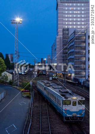 【徳島駅】夕暮れの徳島駅に到着する普通列車 【徳島駅】夕暮れの徳島駅に到着する普通列車 103271642