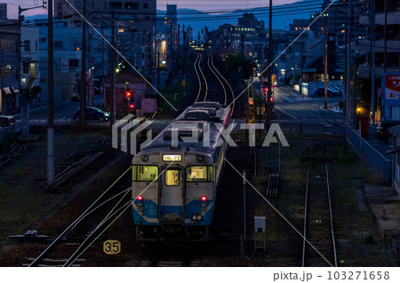 【徳島駅】夕暮れの徳島駅を発車する普通列車 【徳島駅】夕暮れの徳島駅を発車する普通列車 103271658