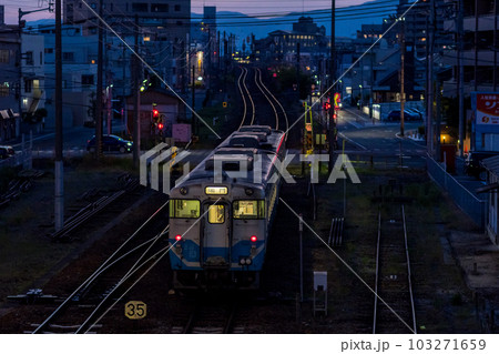 【徳島駅】夕暮れの徳島駅を発車する普通列車 【徳島駅】夕暮れの徳島駅を発車する普通列車 103271659