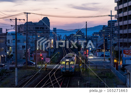 【徳島駅】夕暮れの徳島駅を発車する普通列車 【徳島駅】夕暮れの徳島駅を発車する普通列車 103271663