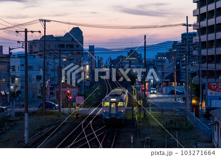 【徳島駅】夕暮れの徳島駅を発車する普通列車 103271664