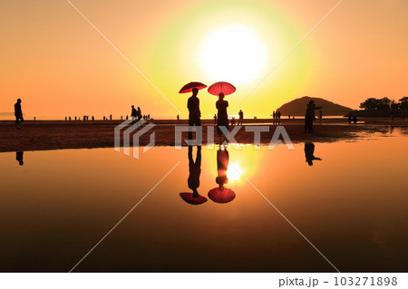 【香川県】夕暮れの父母ヶ浜(瀬戸内の天空の鏡)夕日の絶景で知られる観光名所 103271898