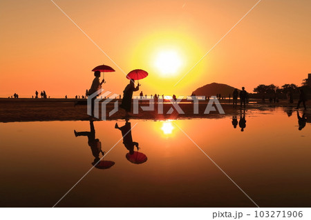 【香川県】夕暮れの父母ヶ浜(瀬戸内の天空の鏡)夕日の絶景で知られる観光名所 103271906