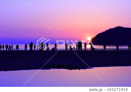 【香川県】夕暮れの父母ヶ浜(瀬戸内の天空の鏡)夕日の絶景で知られる観光名所 【香川県】夕暮れの父母ヶ浜(瀬戸内の天空の鏡)夕日の絶景で知られる観光名所 103271919