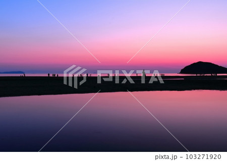 【香川県】夕暮れの父母ヶ浜(瀬戸内の天空の鏡)夕日の絶景で知られる観光名所 103271920