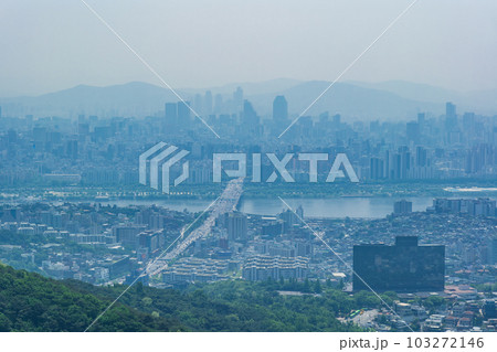 PM2.5に霞むソウル Nソウルタワーから眺望 PM2.5に霞むソウル Nソウルタワーから眺望 103272146