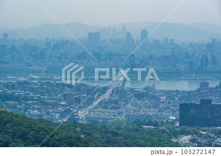 PM2.5に霞むソウル　Nソウルタワーから眺望 103272147