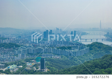 ソウル　PM2.5に霞む高層マンションと漢江 103272276