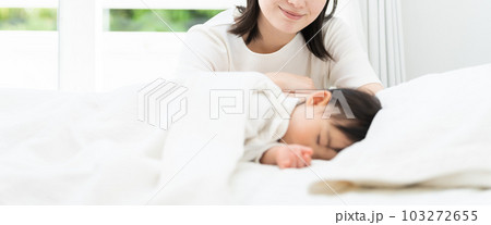 ベッドで昼寝する赤ちゃんを見守るママ ベッドで昼寝する赤ちゃんを見守るママ 103272655