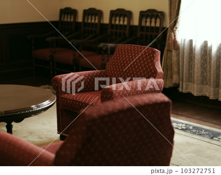 美術館の歴史ある部屋と赤い椅子 美術館の歴史ある部屋と赤い椅子 103272751