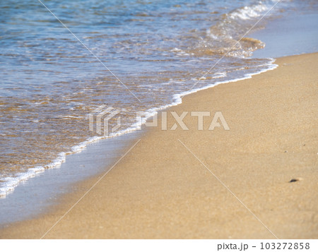 青い海の砂浜の波打ち際。 青い海の砂浜の波打ち際。 103272858