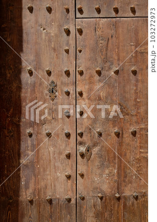 マルタ島　イムディーナの古い木製のドア 103272973
