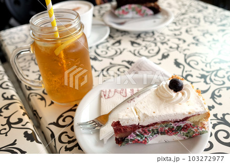 マルタ島のカフェのケーキとアイスティー マルタ島のカフェのケーキとアイスティー 103272977