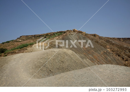 マルタ島の丘と岩肌 103272993