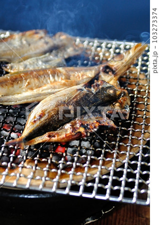 七輪で網焼きの焼き魚|クローズアップ・縦写真 七輪で網焼きの焼き魚|クローズアップ・縦写真 103273374