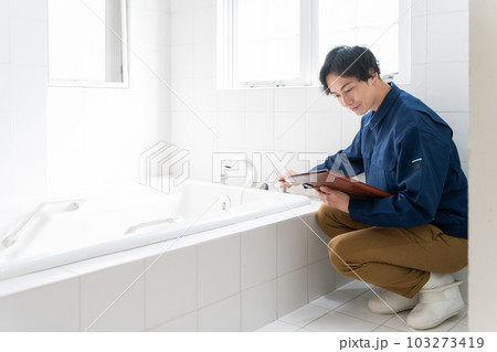 お風呂の水道を点検をする修理業者男性 103273419