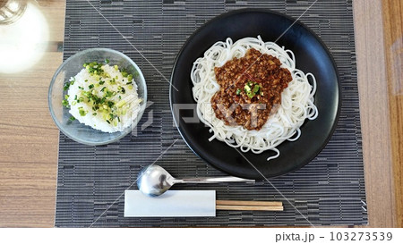 米粉で作ったジャージャー麺とだし汁で作ったご飯 米粉で作ったジャージャー麺とだし汁で作ったご飯 103273539