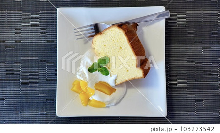 米粉で作ったシフォンケーキのデザート 103273542