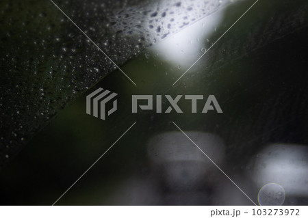 雨の日の車内からの景色　ドライブ 103273972