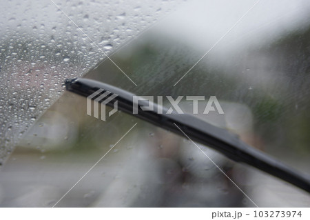 雨の日の車内からの景色　ドライブ 103273974