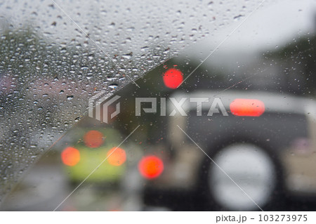 雨の日の車内からの景色　ドライブ 103273975