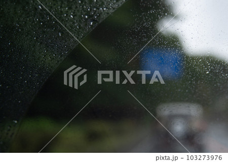 雨の日の車内からの景色　ドライブ 103273976