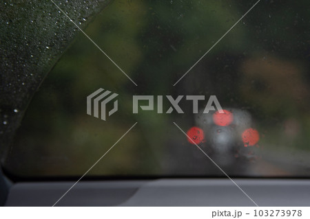 雨の日の車内からの景色　ドライブ 103273978